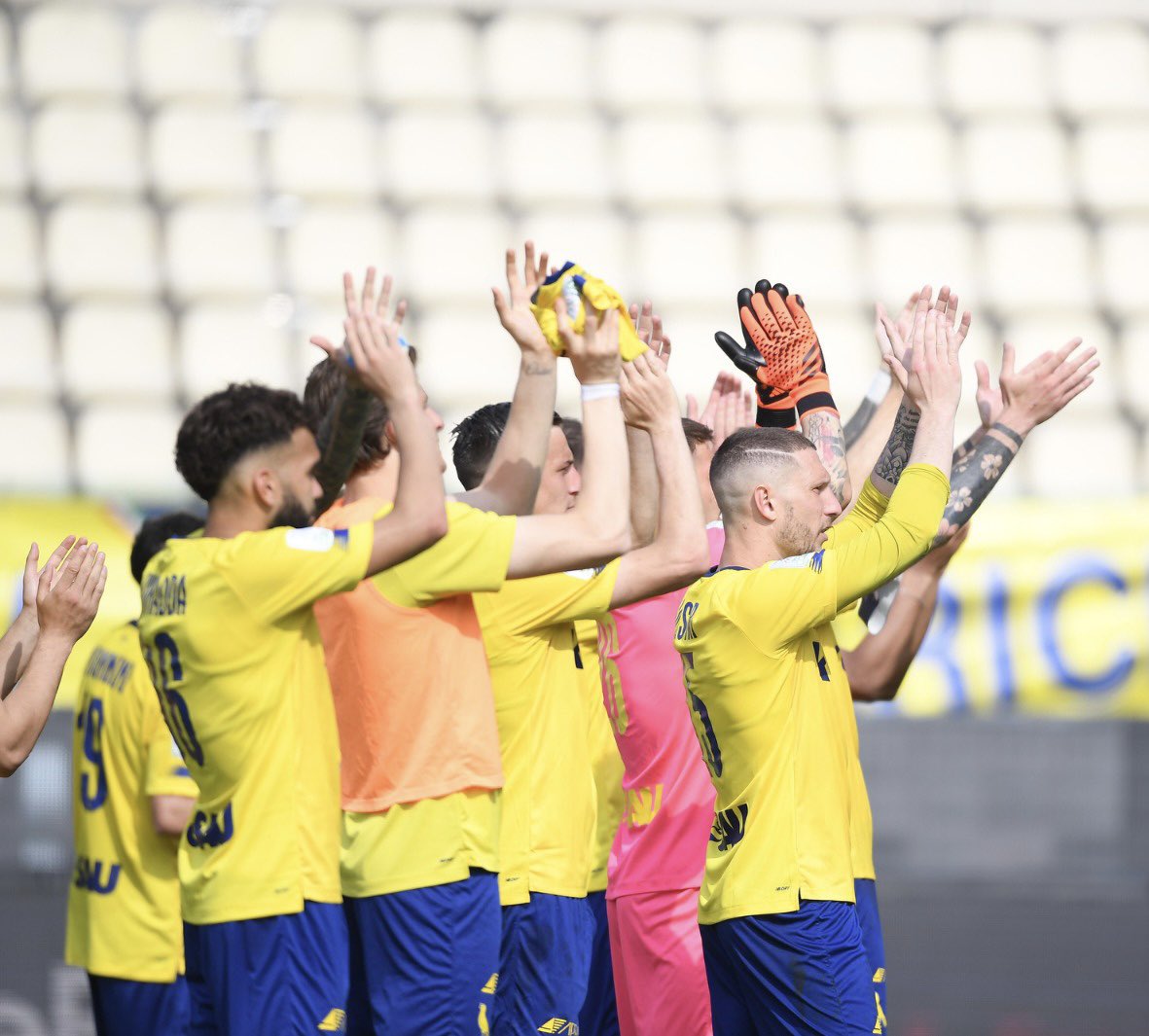 Modena_FC_1912's tweet photo. 🟡🔵⚔️ #ModenaSPAL | Finisce 0-0.

#ForzaCanarini #daigialli #moDNA https://t.co/7e4S8yTz4L