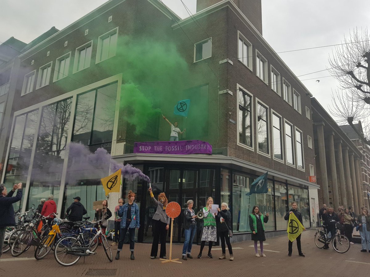 NLRebellion's tweet photo. Vandaag voeren wij actie bij 10 verschillende ING-kantoren, het begin van een lang weekend met acties tegen het beleid van de ING: van Groningen tot Eindhoven en van Amsterdam tot Nijmegen. [1/5] https://t.co/VVFXNYrOk6