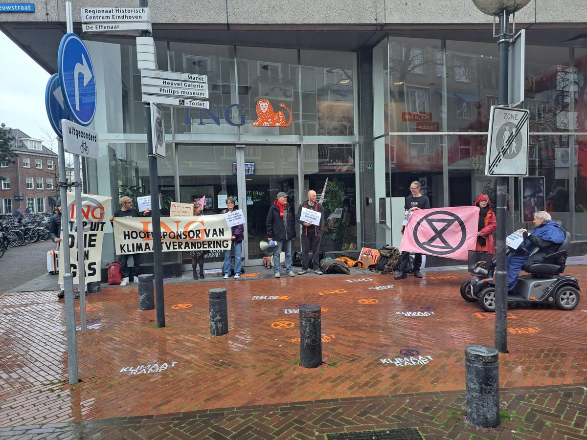 NLRebellion's tweet photo. Vandaag voeren wij actie bij 10 verschillende ING-kantoren, het begin van een lang weekend met acties tegen het beleid van de ING: van Groningen tot Eindhoven en van Amsterdam tot Nijmegen. [1/5] https://t.co/VVFXNYrOk6
