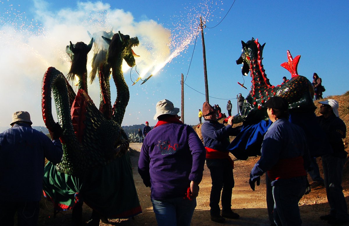 Avui dissabte, a les 18h, a la Casa de la Vila, cinquena edició de la Xerrada Diabòlica, dedicada a la fotografia inspirada en les colles de foc. No us la perdeu! 🔥🐉
📸 Anton Milà ‘Pinzell’
#BallDeDiables
#SPRibes