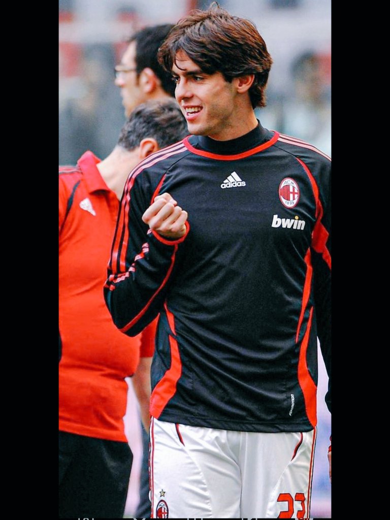 Hoy cumple años él... 

Mi ídolo, mi referente, mi jugador favorito de ese Milan, jugadores que hacen ver el fútbol fácil y atractivo. 

Gracias siempre <a href="/KAKA/">Kaka</a> 🔥❤️