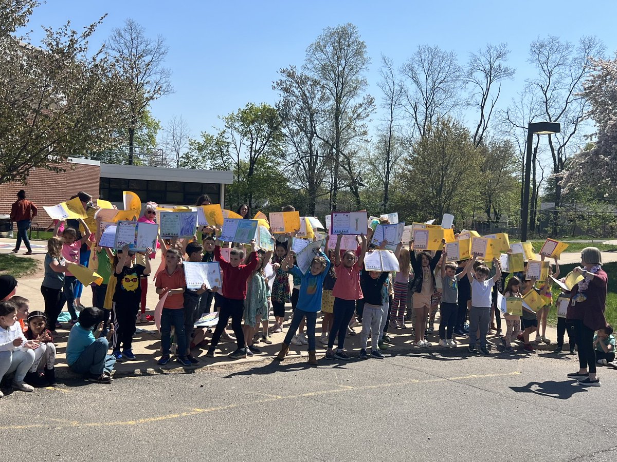 HighlandTigers's tweet photo. Loving our first outdoor spring town meeting! @PEwithMsStruble https://t.co/lX0gqK3hE5