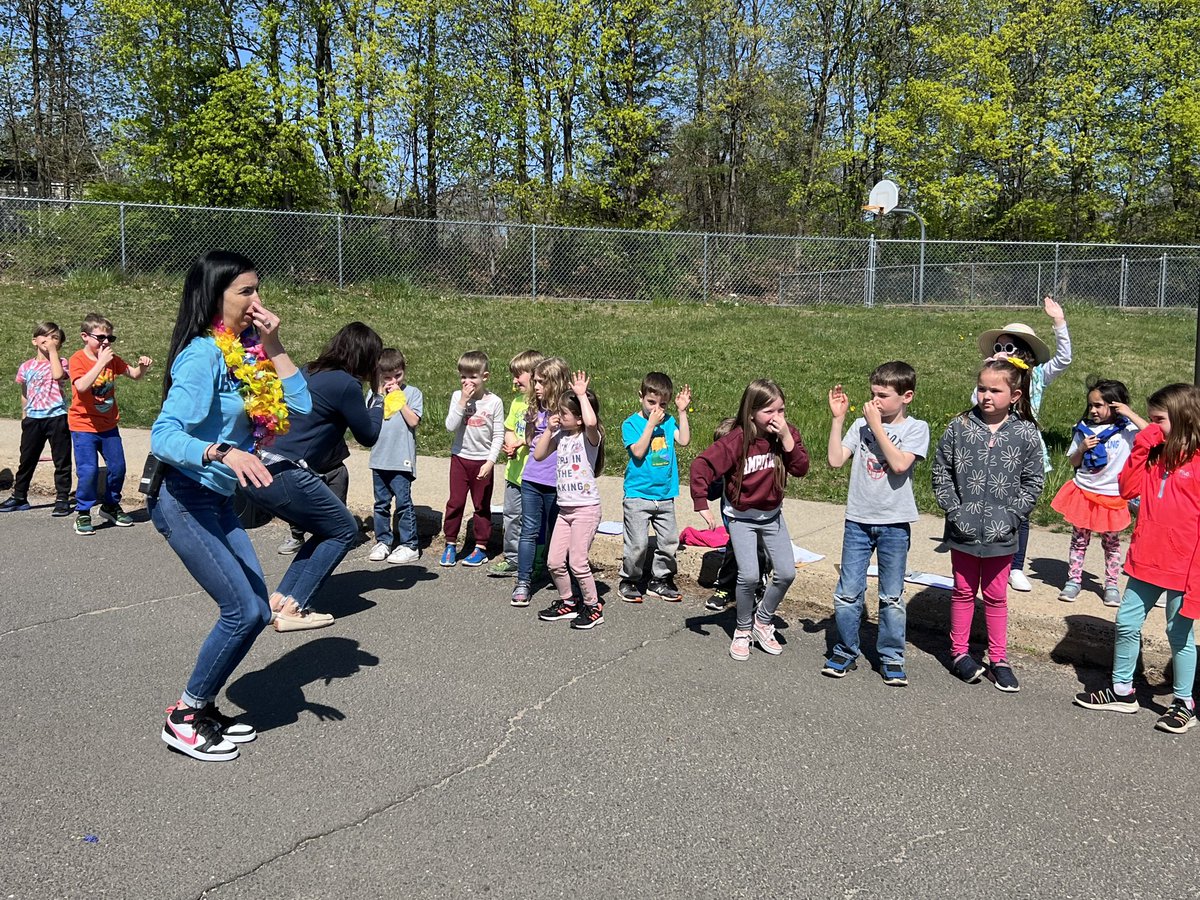 HighlandTigers's tweet photo. Loving our first outdoor spring town meeting! @PEwithMsStruble https://t.co/lX0gqK3hE5