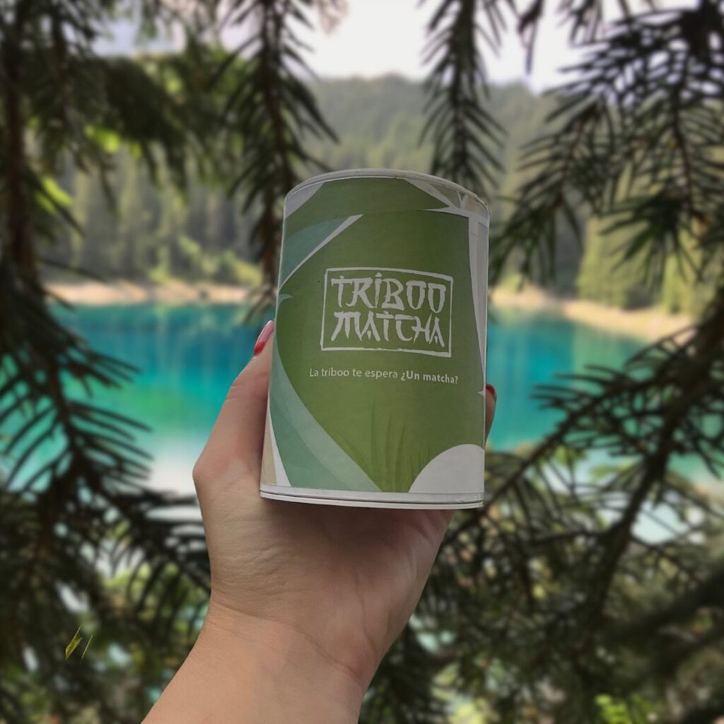 MatchaTriboo's tweet photo. Hoy, Día Internacional de la Tierra, estamos más que orgullosos de aportar nuestro granito de arena con una bebida totalmente sostenible y natural. 🍵♥️

Es un día para reflexionar y seguir cuidando día a día, nuestro hogar. 

¡Feliz día de la tierra #triboo !🌿

#TribooMatcha… https://t.co/EAQQ0CnKMY