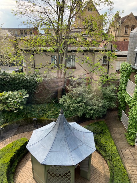 cindygallop's tweet photo. Back at my fave Oxford hotel @OldParsonageOx for a College Days Nostalgiafest w/end tinged with sadness - memorial in @SomervilleOx Chapel tomorrow for my English tutor Katherine Duncan-Jones: https://t.co/LarSQfyqQ0 known affectionately to generations of Somervillians as KDJ 😍 https://t.co/UyrW9paQJN