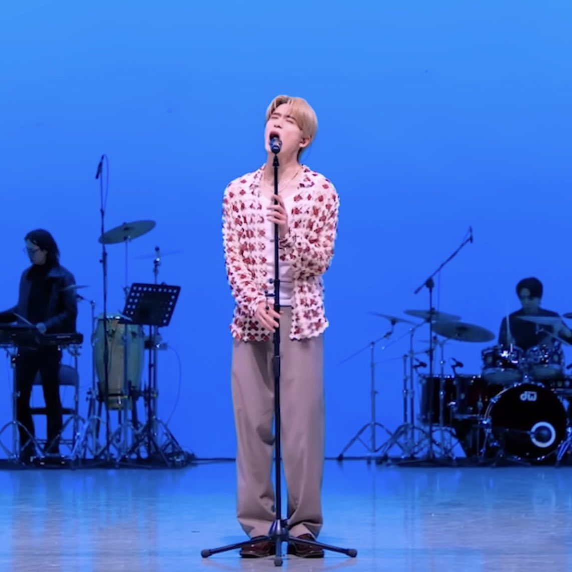 전국 웅변대회1등
 소울음소리대회1등
노래크기부르기대회1등
전국의 존재하는 울림통 대회란 대회는 휩쓸고 다닌 정재현군(27)