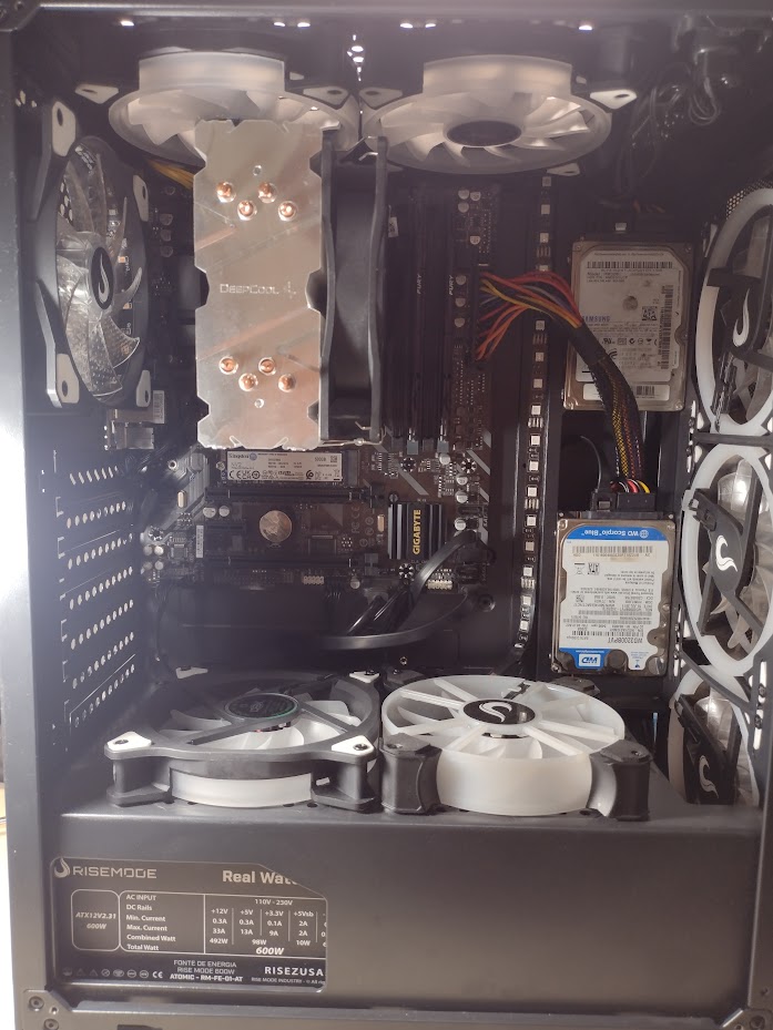 ELJusticeiro's tweet photo. #SETUPLOCKGAMER
AMD Ryzem 5 5600g 
B450m DS3 H V2 
Fonte Rise Mode Atomic, 600 W
RAM fury DDR4 2 x 8GB 1 Hyper X 3200 mhz 
SSD Kingston Snv2s/500g Azul 
Gabinete Aigo 
Mouse Red Dragon Nothosaur
Teclado TeamWolf Blue
8 Coolers Rise Mode /DX3
PIC 3 em 1 (ta avisado) https://t.co/QO8RwtqtMI