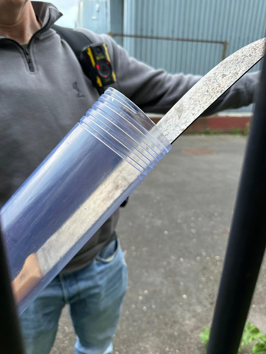 MPSSpecials's tweet photo. ๐จ Great arrest following a call from a member of the public for males armed with macheteโs in Plough Lane, #Wimbledon
๐๐ปโโ๏ธ Foot chase by SPS Bester & SPS Willis.
๐ฎ๐ป Arrest by SPS Bester and knife recovered.
@MPSMerton #SWMSC #MyLocalMet https://t.co/jk1N11AEVT