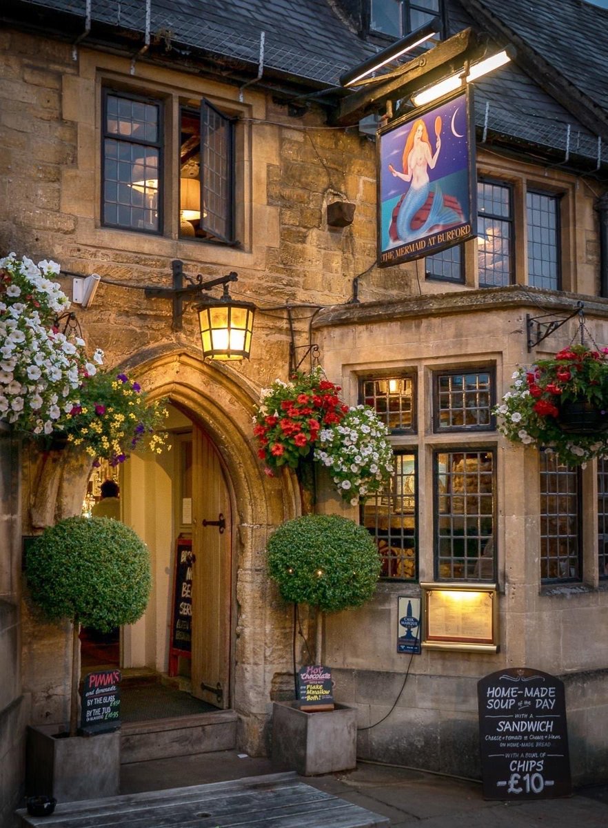 zarahandley's tweet photo. Saying goodnight to you all with this beautiful photo of medieval Mermaid Inn in Burford, Cotswolds. I have been in this pub few times day time, but this is the gorgeous evening photo of it! 🍷 🍺 
📷credit B. Radlinski https://t.co/eWKH7M1GPO