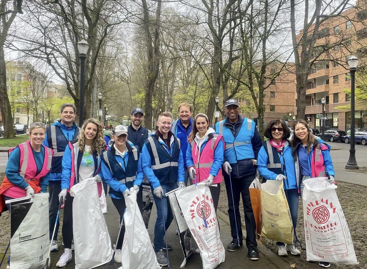 Happy Earth Day! 🌎
The <a href="/KOINNews/">KOIN News</a> team helped clean the streets of Portland this morning with <a href="/SOLVEinOregon/">SOLVE</a>! 
#earthday #ORwx
