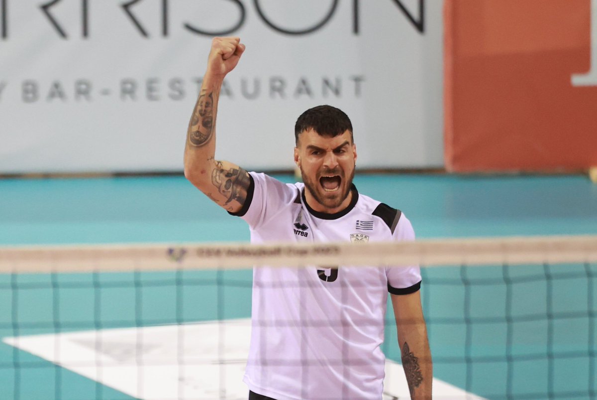 sts71's tweet image. Τι κάνει αυτός ο τύπος απόψε! Υπάρχουν στιγμές που ο Μενιος Κοκκινάκης παίζει μόνος του. Και το κάνει να φαίνεται τόσο απλό... 🙏 #ΠΑΟΚ #paokoly #Volleyleague