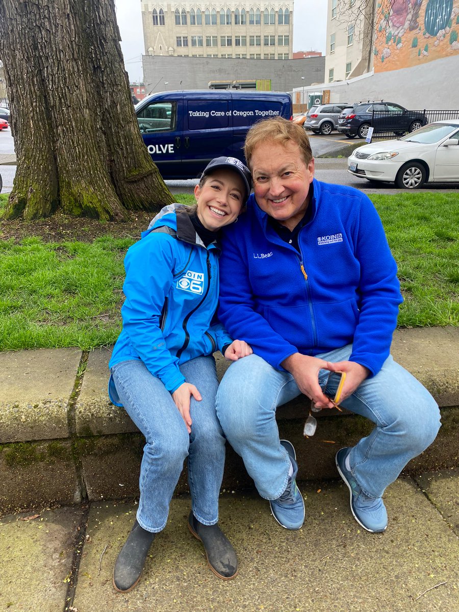 EliseKOIN's tweet photo. Spending this #EarthDay with @SOLVEinOregon — helping save our planet one trash bag at a time. 🌍 🗑️ ♻️ https://t.co/WnPo6xTdN3