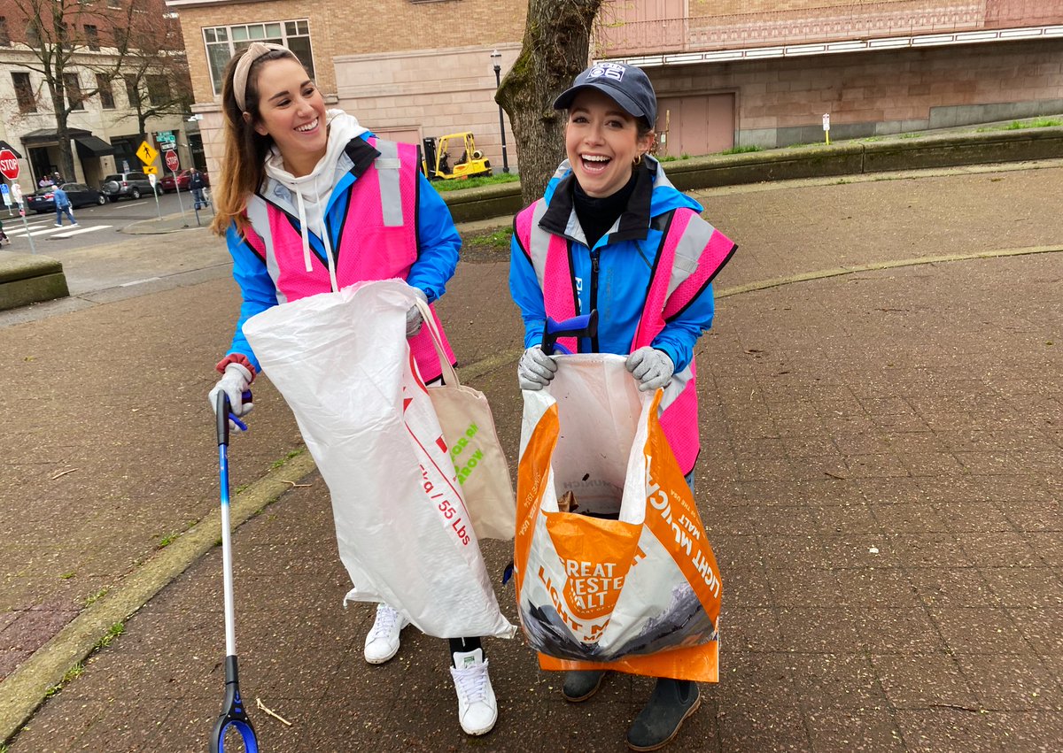 EliseKOIN's tweet photo. Spending this #EarthDay with @SOLVEinOregon — helping save our planet one trash bag at a time. 🌍 🗑️ ♻️ https://t.co/WnPo6xTdN3