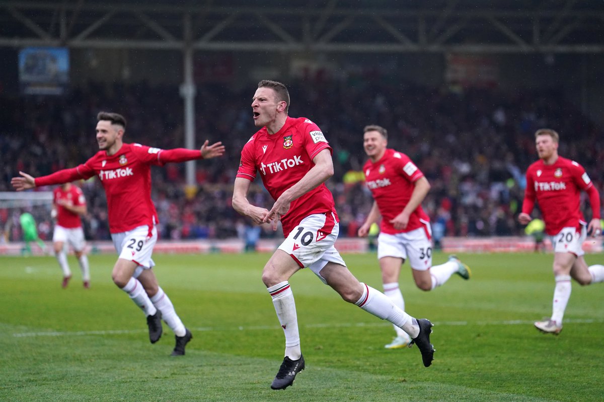 ITVWales's tweet photo. 🏴󠁧󠁢󠁷󠁬󠁳󠁿 History made. Wrecsam yn creu hanes. 🏴󠁧󠁢󠁷󠁬󠁳󠁿

From exile to ecstasy, @Wrexham_AFC have secured promotion to the Football League.

https://t.co/dNmxjL2LpZ https://t.co/57jKSHriNq
