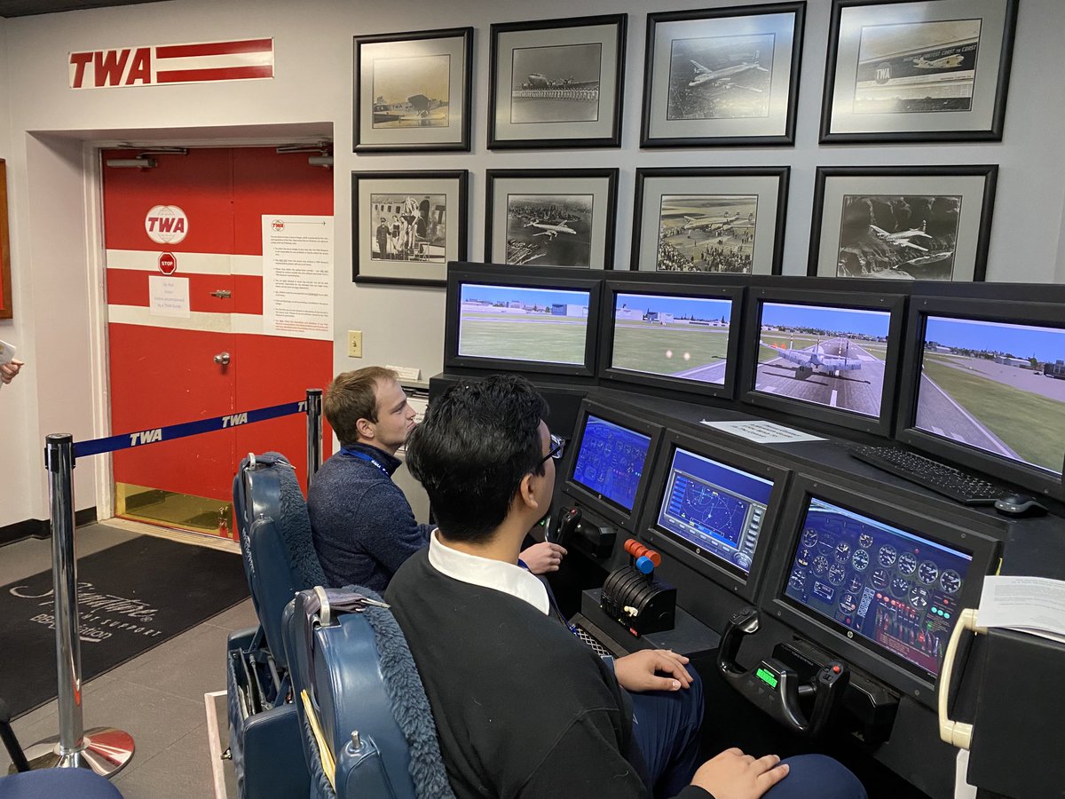 _merriescott's tweet photo. #AIAA students simulating the Lockheed Constellation https://t.co/IUqsqGeHsH