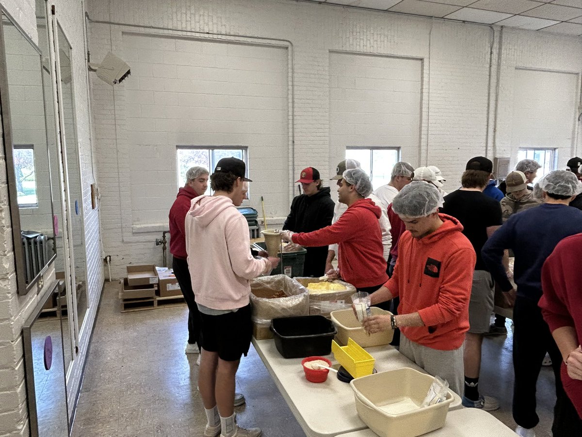 HCBroncoFB's tweet photo. Great opportunity for our guys to give back to the community, packing meals with Hearts and Hands against Hunger! https://t.co/gxDoqZad41
