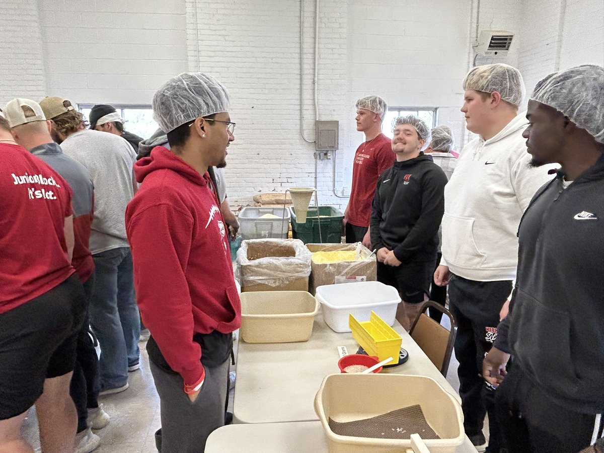 HCBroncoFB's tweet photo. Great opportunity for our guys to give back to the community, packing meals with Hearts and Hands against Hunger! https://t.co/gxDoqZad41