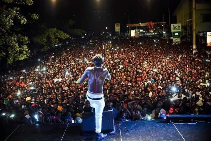 flexkgermain's tweet photo. If you remember this show by Shatta Wale in NIMA, then watch out for tonight it's gonna be another miracle in NIMA as Shatta Wale is about to storm there with VIP. Prepare to jam tonight ✌️🔥❤️
#SalaFest #ShattaWaleLiveInNima https://t.co/LrQi9I2eZW