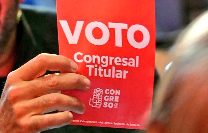 giselmahmud's tweet photo. Compañeras y compañeros de toda la provincia nos volvimos a encontrar en un nuevo Congreso Extraordinario del @PSsantafe para debatir y avanzar en una construcción que le devuelva la esperanza a Santa Fe, tenemos la convicción y la experiencia para hacerlo ✊🌹 https://t.co/GW1XuU0jcM
