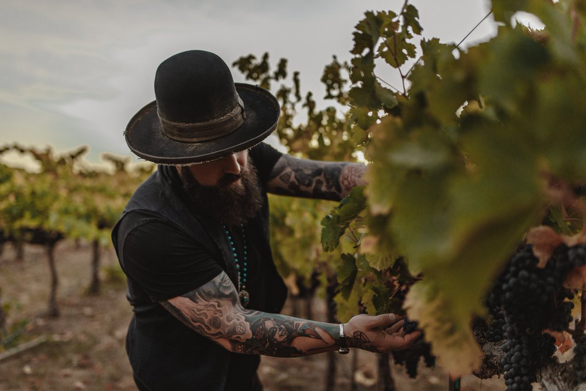 zalexanderbrown's tweet photo. A moment to appreciate the land and all it has to offer. #EarthDay @zacbrownband https://t.co/9oHq1qUus8
