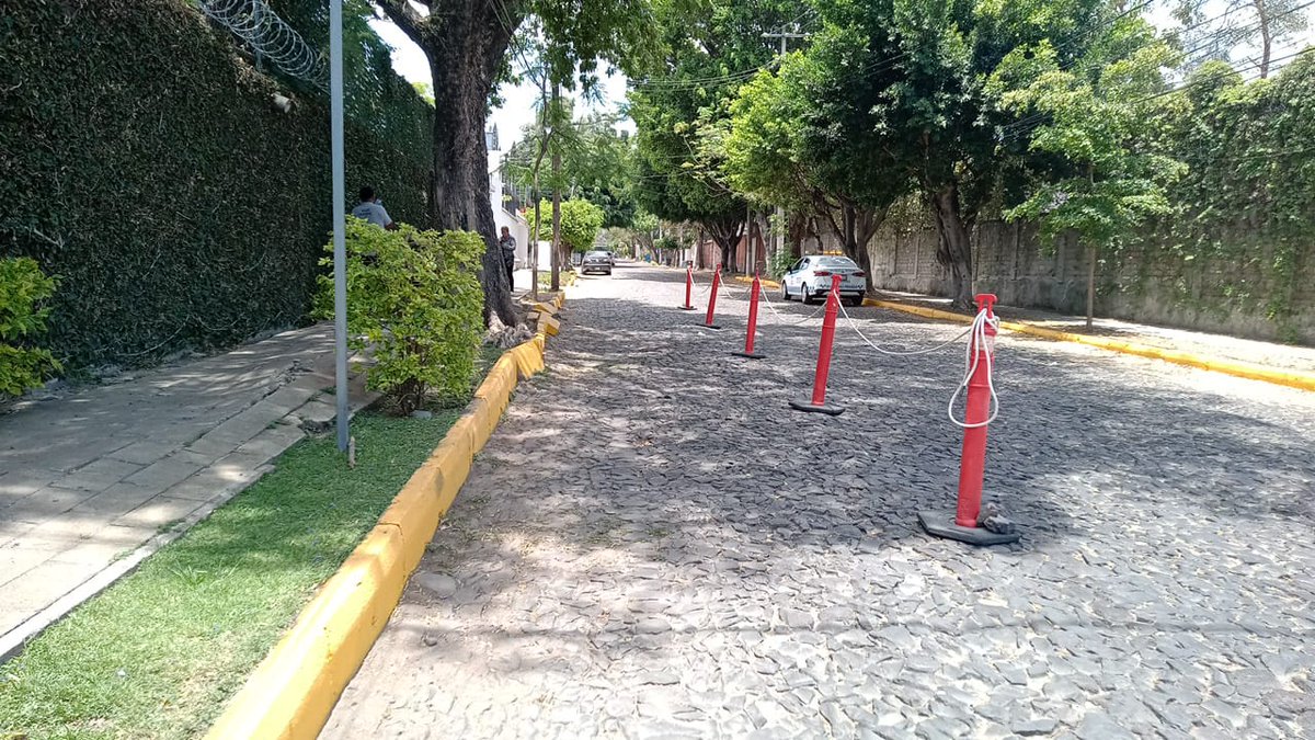 <a href="/MovilidadZap/">Movilidad Zapopan</a>  <a href="/InspZapopan/">Dirección de Inspección y Vigilancia</a> <a href="/PoliciaZapopan/">Policía de Zapopan</a> <a href="/ZapopanGob/">Gobierno de Zapopan</a> Movilidad Zapopan, Inspeccion: Salon toma nuestra calle. Dicen tener  su permiso.  San Antonio #2, esq.  Lopez Mateos. Las Fuentes. Ayuda para devolver a los Colonos calles y banquetas <a href="/TraficoZMG_/">Tu Noticiero de Tráfico ZMG</a> <a href="/Notisistema/">Notisistema</a> <a href="/informador/">𝐄𝐋 𝐈𝐍𝐅𝐎𝐑𝐌𝐀𝐃𝐎𝐑</a>