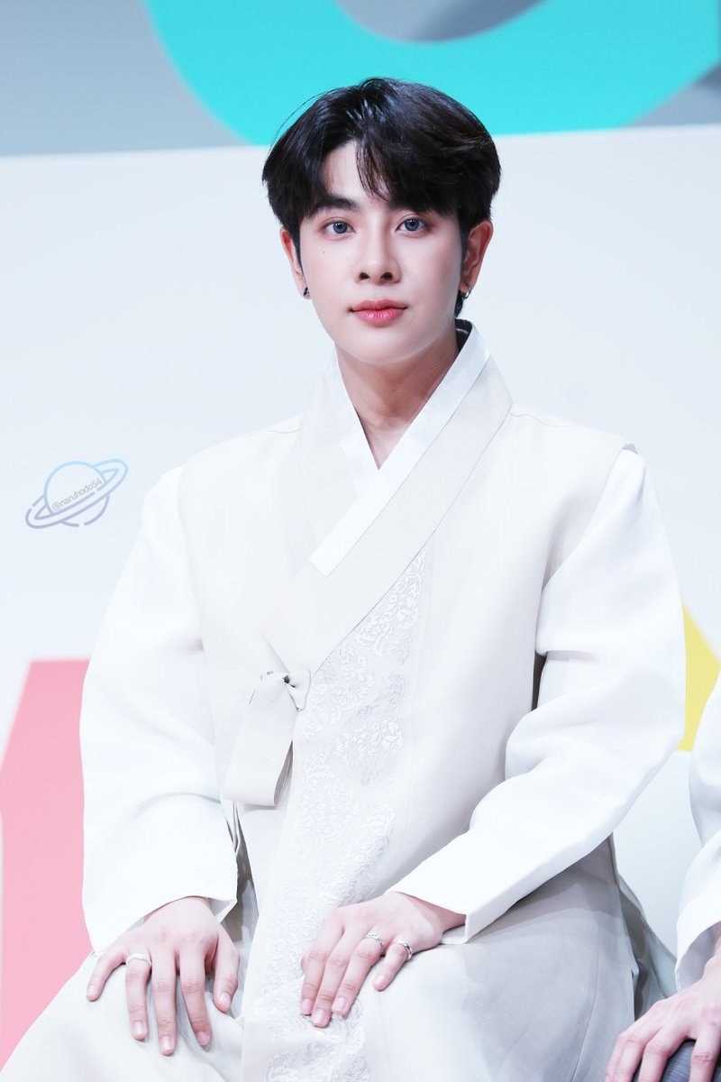naruhodo54's tweet photo. Oh my gosh😍
So~~~~~Gorgeous! #mixxiw

#엇믹 
#EarthPirapat #mixxiw 
#EarthMix #เอิร์ทมิกซ์ 
#GMMTVFANDAY3
#EMJDFandayxSEOUL
#EMfandayxSeoul https://t.co/ilujQsM7B5