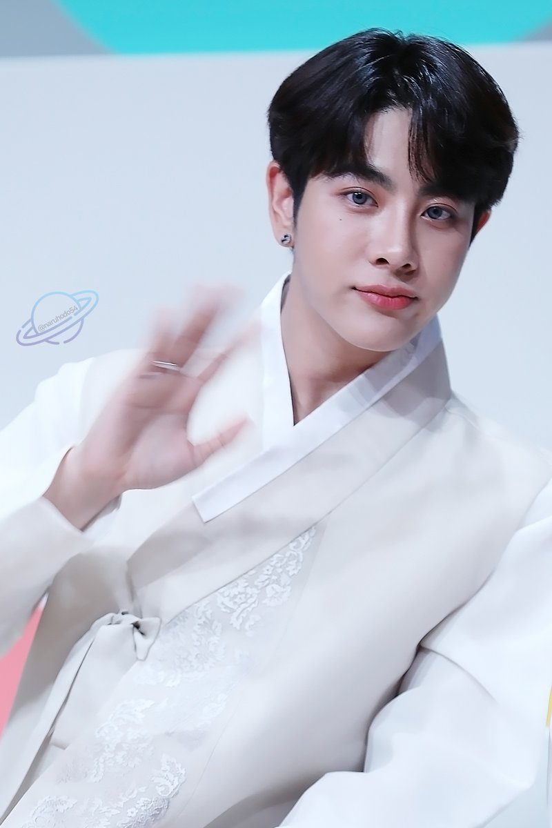 naruhodo54's tweet photo. Oh my gosh😍
So~~~~~Gorgeous! #mixxiw

#엇믹 
#EarthPirapat #mixxiw 
#EarthMix #เอิร์ทมิกซ์ 
#GMMTVFANDAY3
#EMJDFandayxSEOUL
#EMfandayxSeoul https://t.co/ilujQsM7B5