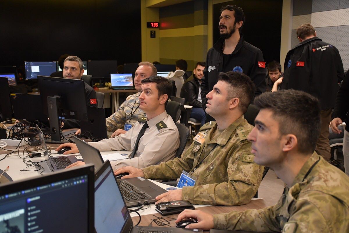 tcsavunma's tweet photo. NATO Siber Savunma Mükemmeliyet Merkezi (Estonya/Talin) koordinatörlüğünde gerçekleştirilen Kilitli Kalkan-2023 (Locked Shields-2023) Tatbikatı, 17-21 Nisan 2023 tarihleri arasında başarıyla icra edildi.

Bu yıl ilk kez Kore Cumhuriyeti ile birlikte oluşturulan Türkiye-Kore Cumhuriyeti ortak mavi takımı ile katılım sağlandı.

Sanal bir ağ üzerinden icra edilen ve 38 ülkenin yer aldığı söz konusu tatbikata, Türkiye Mavi Takımı, Genelkurmay Başkanlığı TSK Siber Savunma Komutanlığından iştirak etti.

Siber varlık ve kritik altyapılara karşı gerçekleştirilebilecek farklı siber saldırı senaryolarının test edildiği tatbikatta, Türk Silahlı Kuvvetleri, kamu kurum/kuruluşları ve siber güvenlik sektöründe faaliyet gösteren firmalarımızın katılımıyla siber alandaki yeteneklerimiz başarıyla test edildi.

#MillîSavunmaBakanlığı