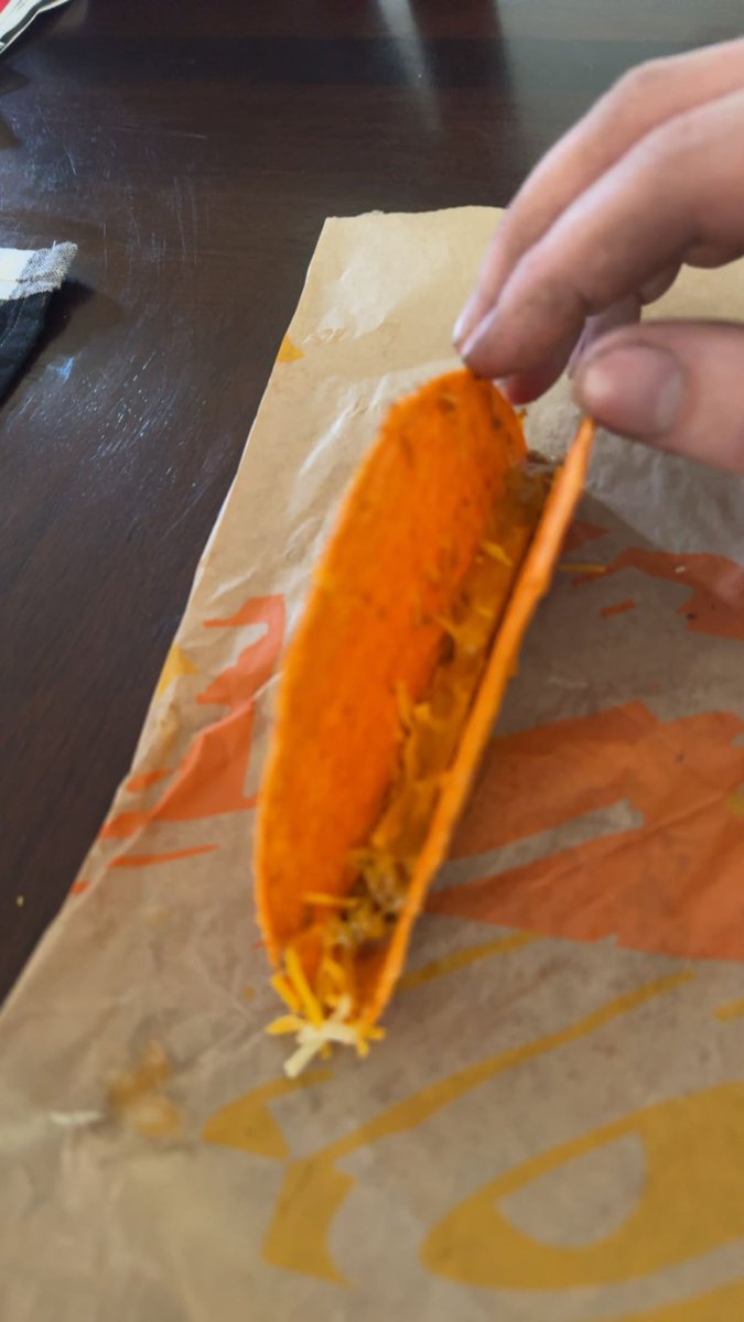 BranfIakess's tweet photo. @tacobell WTF IS THIS PISS POOR EXCUSE FOR A TACO??? https://t.co/1UkkCVOCB8