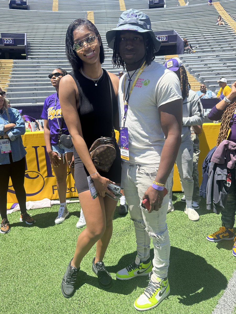 datboy_dd's tweet photo. Caught Up With The @LSUwbkb 🏀Champ💍🏆Herself @Reese10Angel.
@LSUfootball @BrunswickFB #LSUSpringGame #GeauxTigers🐅 https://t.co/vFKLAH2xhE