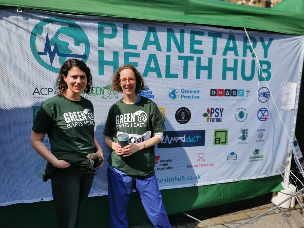 henna_rob's tweet photo. Spent time today at #planetaryhealthhub #TheBigOne @DoctorsXr talking to interested people about the work @NHSBartsHealth staff in  @greenatbarts are doing in response to #ClimateCrisis on #EarthDay2023 @annamoore83 💚 https://t.co/Bc3nqrlmag