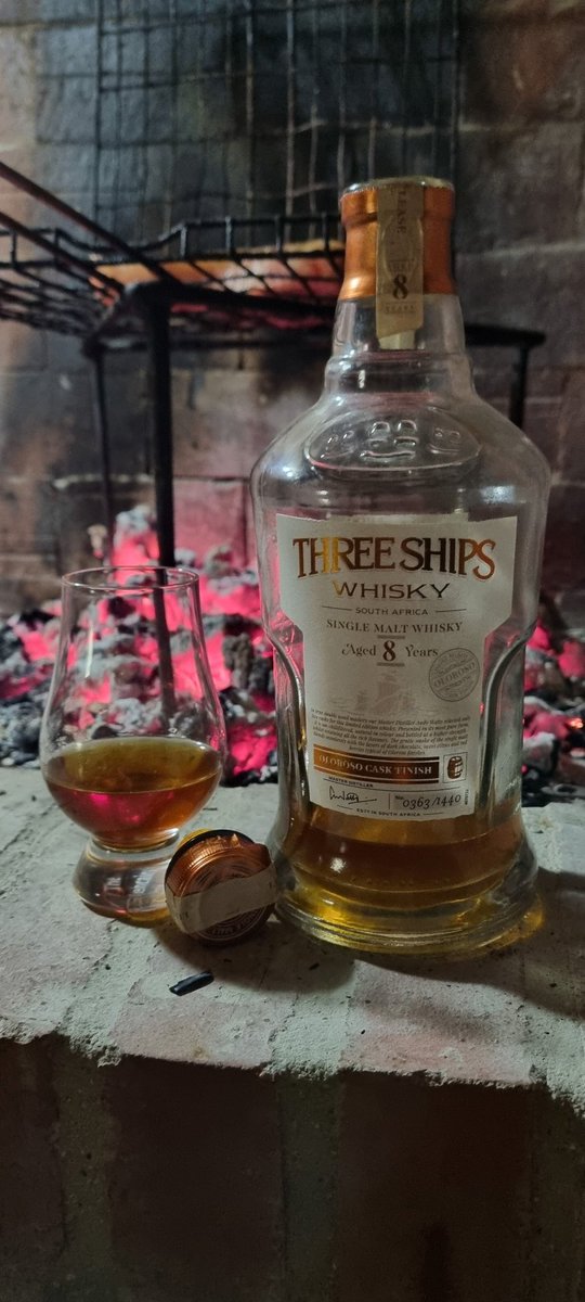 TheWhiskyMaker's tweet photo. The Cape Winter hit with a bang today! π§
A suitable whisky for tonight is the @ThreeShipsSA #masterscollection (No3) Oloroso Cask Finish.
A #bottlekill was never in doubt! π€ͺπ₯
#proudlySA πΏπ¦
#singlemalt #whisky
#saturdaynightsip
#MadeExceptionalMadeHere
#heartWellington
#braai https://t.co/NGRuNuDJLG