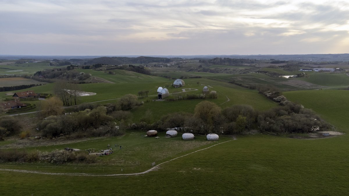 DorteHedengran's tweet photo. View of Brorfelde Observatory, DK and very popular shelters this windy and cloudy evening🔭
#Denmark #NaturePhotography #djimini2 #dji #dronephotography #drones #photooftheday #drone #April22th #SaturdayVibes #SaturdayMood #Saturday #DroneLady #DroneQueen
🛸Dorte Hedengran https://t.co/zLCWlSbfjh