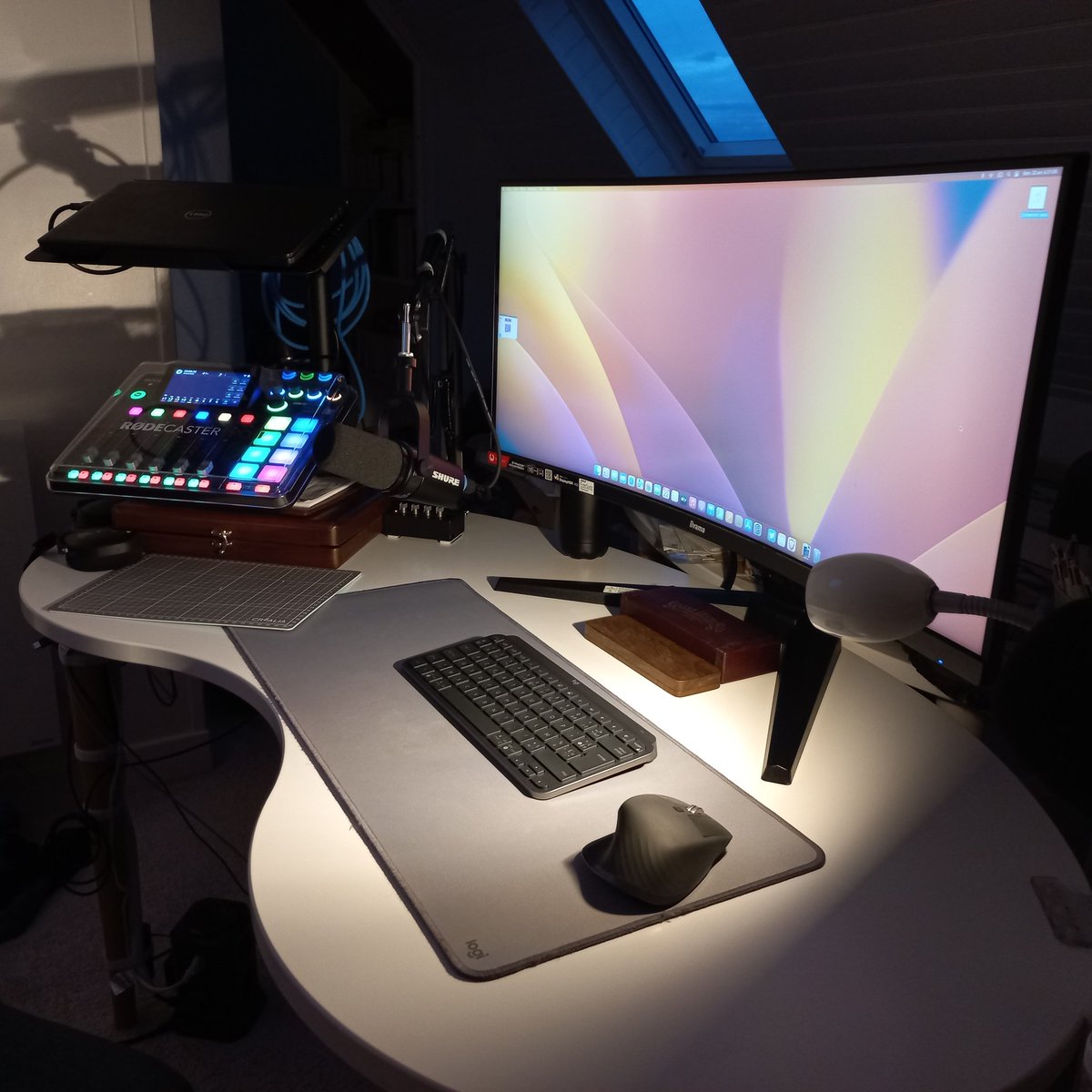 SanteSecurite_P's tweet photo. L'envers du décor ☺️ #setup #podcast
#shure #rode #rodecasterpro https://t.co/6klu45Dwi2