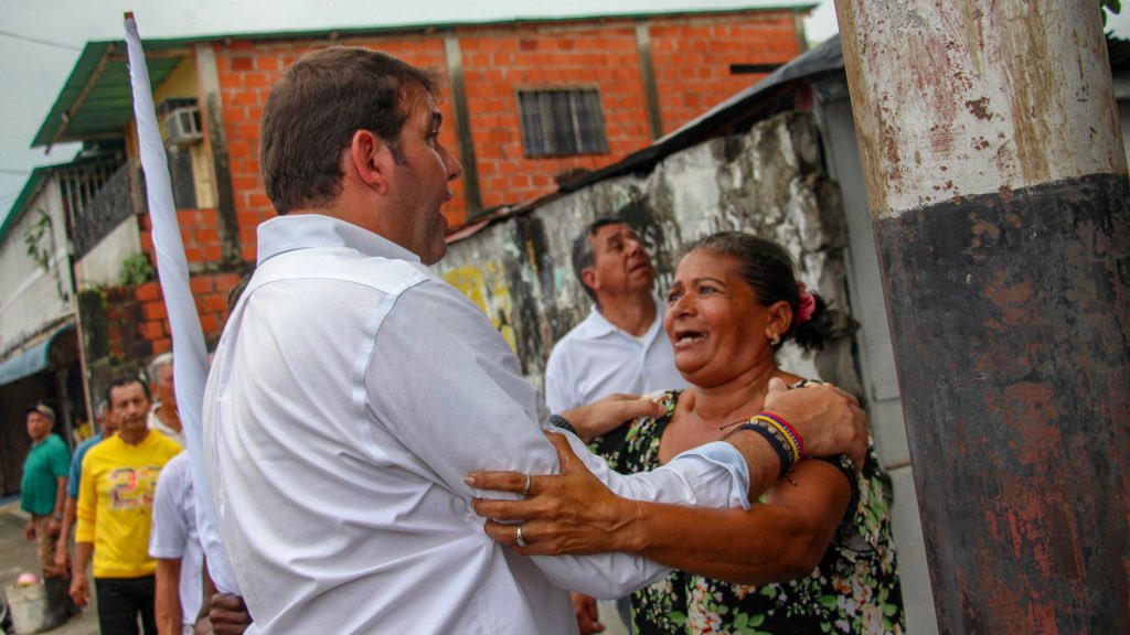 prospericarlos's tweet photo. #22Abr recorriendo las calles de Tucaní, Municipio Caracciolo Parra - Merida, acompañado de @Alcalde_ASuarez, agradecido por el recibimiento de este pueblo. 
Mi compromiso es poder garantizar la producción y colocación del cacao pajarito y el café en esta tierra de progreso! 🇻🇪 https://t.co/U7f16Cqr6U