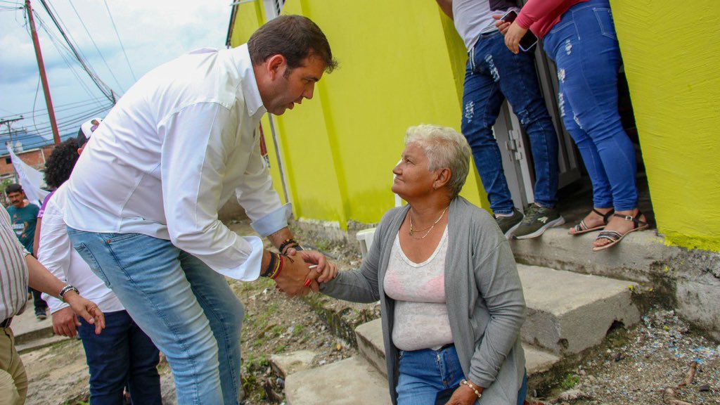 prospericarlos's tweet photo. #22Abr recorriendo las calles de Tucaní, Municipio Caracciolo Parra - Merida, acompañado de @Alcalde_ASuarez, agradecido por el recibimiento de este pueblo. 
Mi compromiso es poder garantizar la producción y colocación del cacao pajarito y el café en esta tierra de progreso! 🇻🇪 https://t.co/U7f16Cqr6U