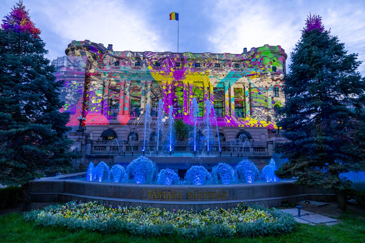 romanya_haber's tweet photo. Bu hafta sonu 🇷🇴Bükreş'in Victorie Caddesindeki binalar #Spotlight Işık Festivali ile renklendi. 21-23 Nisan tarihleri arasında gerçekleştirilen ve 7’incisi düzenlenen görsel şölen, pazar akşamı sona erecek. #Romania #ARCUB #Spotlight2023 #Bucharest https://t.co/kBjFbvGGxD