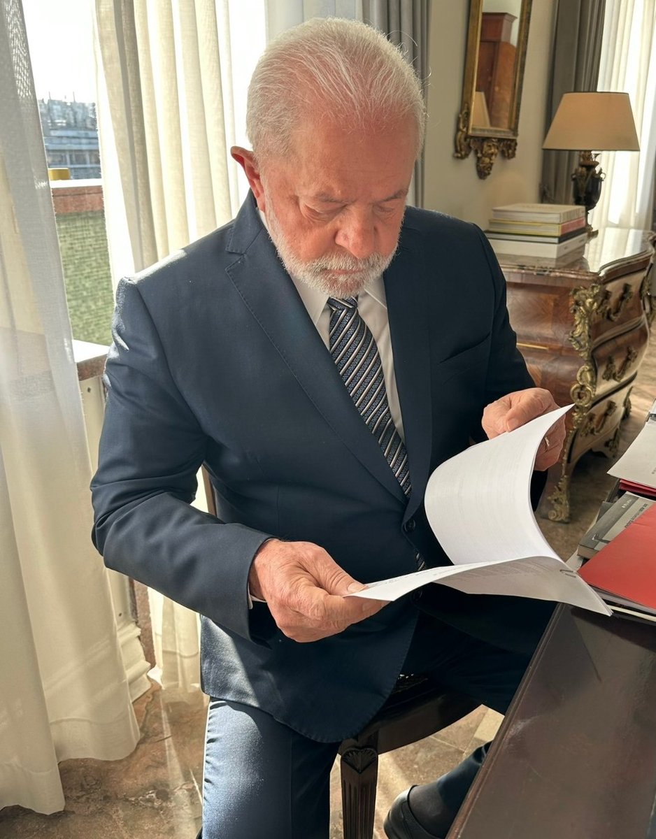 Em 4 anos, Bolsonaro ISOLOU O BR JUNTO À SOCIEDADE INTERNACIONAL! Em pouco mais de 100 dias, <a href="/LulaOficial/">Lula</a>, além de retomar os contatos diplomáticos, fechou mais de duas dezenas de acordos bilionários com ambos os países em diferentes áreas! Aliás, linda gravata também.  👔