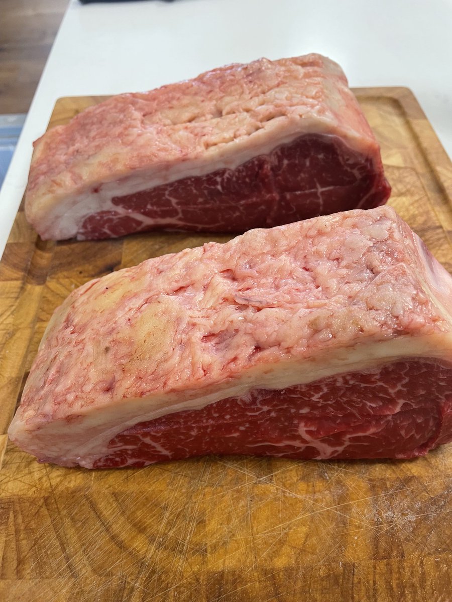 MeatPeter's tweet photo. It’s that fat that tells you this animal has had a good life.

800g sirloins (to potentially share) sitting ready.

#beef
#sirloin
#himalayansaltaged
#sharingsteaks
#steaksaturday https://t.co/lApuUWxE19