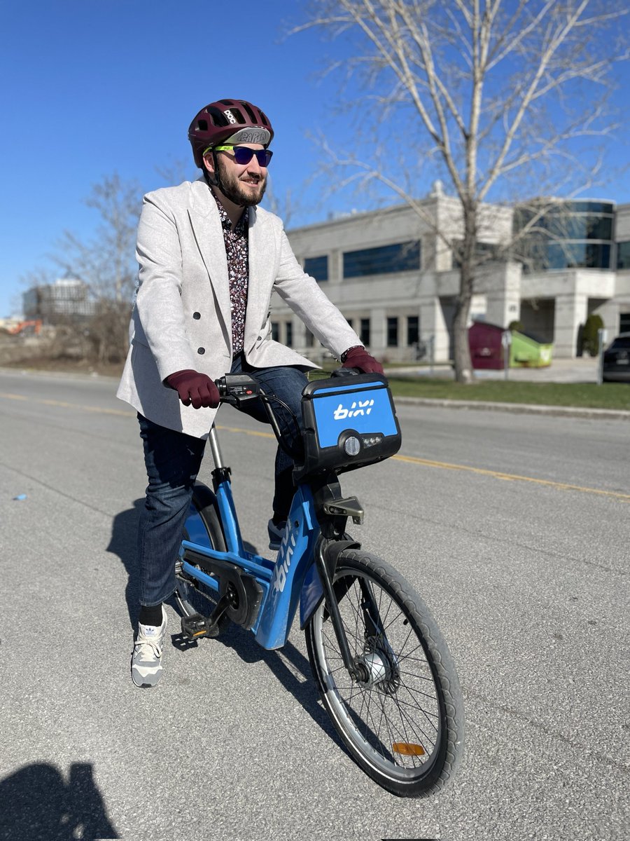Ju_desaulniers's tweet photo. (Aussi toute l'équipe a voté: j'ai plus le droit de porter du lycra ever, juste des kits de job avec accessoires qui match 🤣😇)
@BIXImontreal #jourdelaterre #lavalàvélo #vélo #BIXImtl https://t.co/qX5wuk80e6