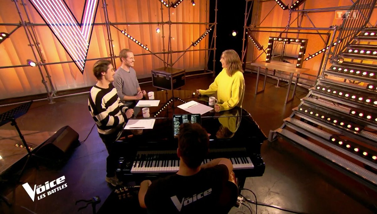 Soldatdesmedias's tweet photo. Premier duel de la soirée : #ThomasLarose vs #Robin. #TheVoice https://t.co/ApyQv6xXwY