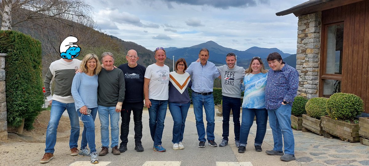 AlfonsMiralles's tweet photo. Meteo frikis i alguns acompanyants sota una dèbil precipitació d'H²O. Celebrant uns feliços 60 del @JordiCampos ! #Ruixadet #MeteoPorn #ElTaga https://t.co/OWXXTXddHt