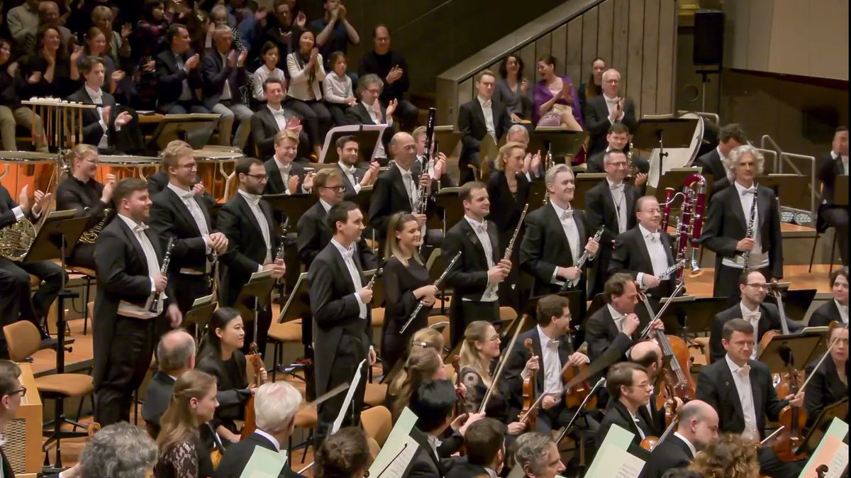 helene_mahln's tweet photo. 🎶 Bravo @BerlinPhil conducted by the talented @klausmakela (who made his debut with this #orchestra) for this fantastic #live #concert ! 👏👏👏
And thank you to the impressive #Woodwind section !
#Shostakovitch #Tchaikovsky #Symphony6
#DigitalConcertHall #ClassicalMusic https://t.co/U9nbo0GL8A