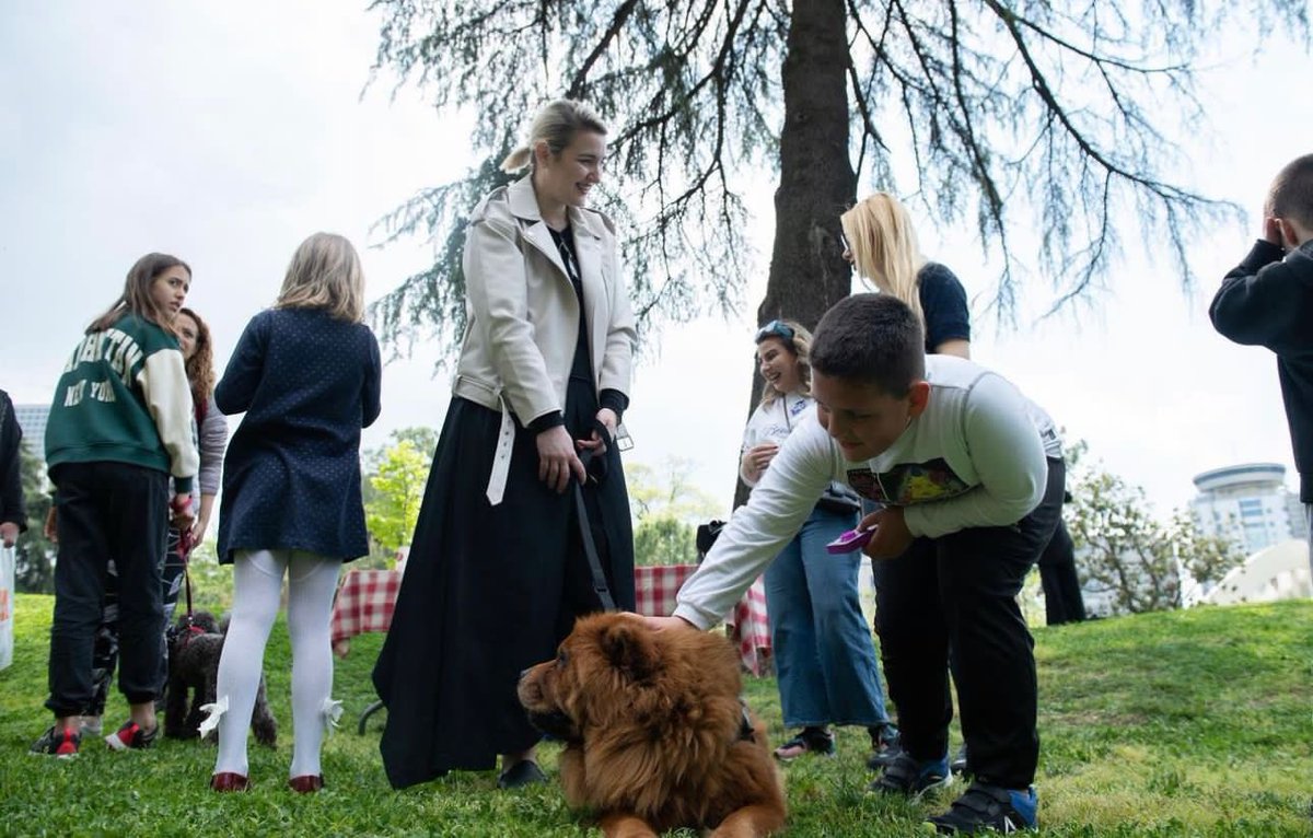 Një ditë 🌟me shokët e Këshillit Bashkiak dhe Ministren <a href="/ElvaMargariti/">Elva Margariti</a> për Ditën e Tokës me miqtë 4🐾 efëmijët  e Tiranës. Për t'iu kthyer natyrës e mbi të gjitha duke i kujtuar edhe njëherë vetes e kujtdo sa e rëndësishme është të kujdesemi për shtëpinë tonë, Tiranën.