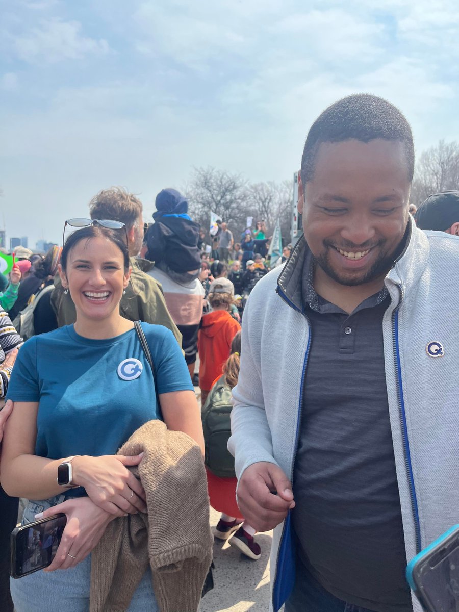 partiquebecois's tweet photo. Plusieurs de nos militants et représentants étaient aujourd’hui dans les rues de Québec et Montréal, afin de marcher pour le climat et l’environnement.🌎

Nous n’avons qu’une seule terre, prenons en soin. #PolQc #jourdelaterre https://t.co/gaLLkqZJ11