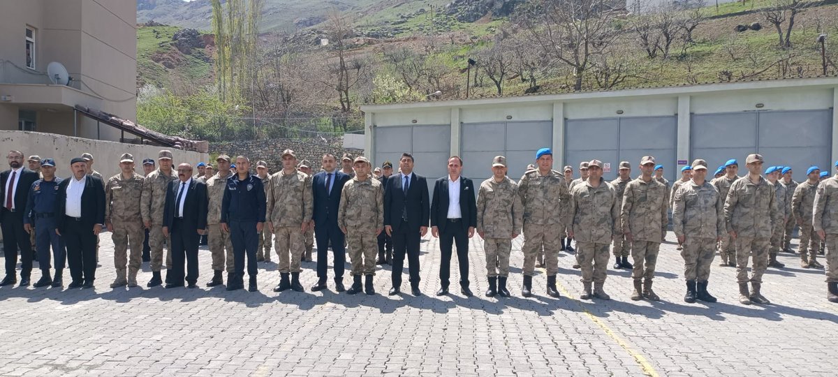 Kaymakam Necati AKTAN bayram namazının ardından ilçe halkı ve esnafı ile bayramlaştı. 

Kaymakamlık, Belediye, İlçe Emniyet Müdürlüğü ve İlçe Jandarma Komutanlığında düzenlenen bayramlaşma törenlerinin ardından şehit ve gazi ailelerini ziyaret ederek Ramazan Bayramı'nı kutladı.