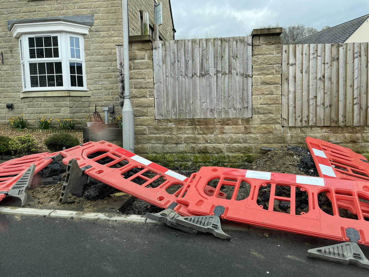 Calskybo's tweet photo. @DavidWilsonHome Photo taken today - really don’t think David Wilson’s give a damn! Since no action has been taken, this will be issued to HSE for their comments. https://t.co/TPhyf1uy2z