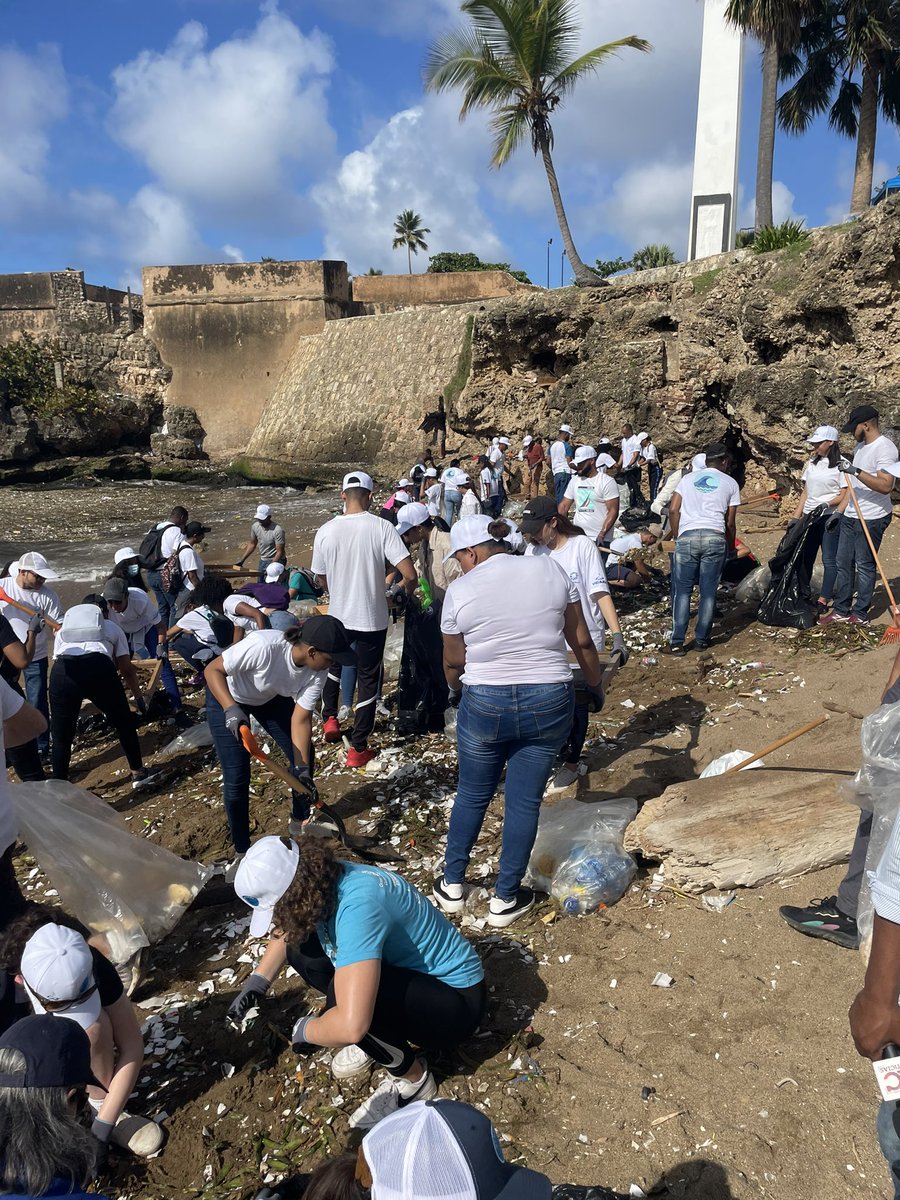 Happy #EarthDay! 🌎 Honored to be in the Dominican Republic today with @OurOcean & our International Coastal Cleanup partner @VidaAzul - in 2 hours, volunteers removed over 12,000 pounds of trash from Fuerte San Gil as part of a #TeamSeas cleanup 🌊 (1/4)