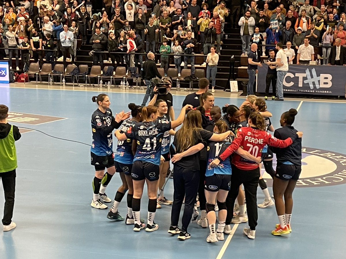 Le <a href="/CTHandBall/">Chambray Touraine Handball</a> l’emporte 24-23 devant <a href="/Paris92_Off/">Paris 92 🦁</a> une match très intense qui était très important pour Chambray. Bravo les # Conquérantes <a href="/YvesGuer/">yves guerin</a> <a href="/BouhourC/">BOUHOUR Christophe</a> <a href="/ElodieTroadec/">Elodie Troadec</a> @mkmoulay <a href="/Handaufeminin/">Hand au Féminin</a>