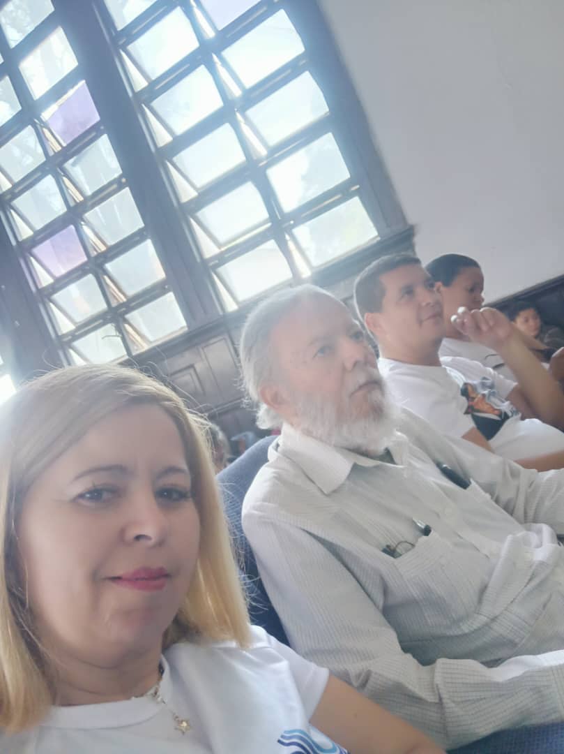 SomosUnem's tweet photo. #FormandoEducadores 📢|| El Vicerrector de la #UNEM Armando Rojas y su director de despacho Eliezer Calderón dicen presentes en el lanzamiento de Movimiento Pedagógico Nacional Robinsoniano, desde la Parroquia Sucre en el Liceo Miguel Antonio Caro
#MovimientoRobinsonianoUNEM https://t.co/P5sMIJM0RI